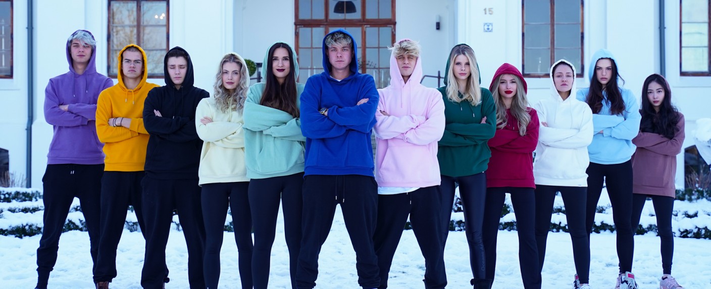 „Villa der Liebe“: Zweite Staffel des TVNOW-Parodieformats – Comedyserie mit YouTube-Stars Jonas Ems und Jonas Wuttke – Bild: Odeon Entertainment & Fiction/​moonvibe GmbH