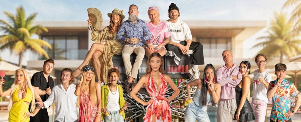 „Villa der Versuchung“: Moderatorin Verona Pooth (M.) und die Teilnehmer der zweiten Staffel – Bild: Joyn