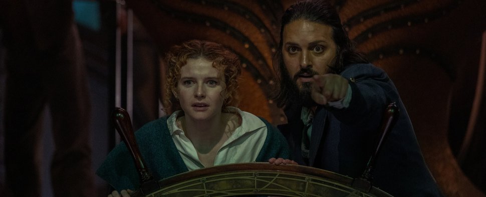 Nemo (Shazad Latif, r.) weist Humility (Georgia Flood, l.) in „Nautilus“ den Weg – Bild: Vince Valitutti/Disney+