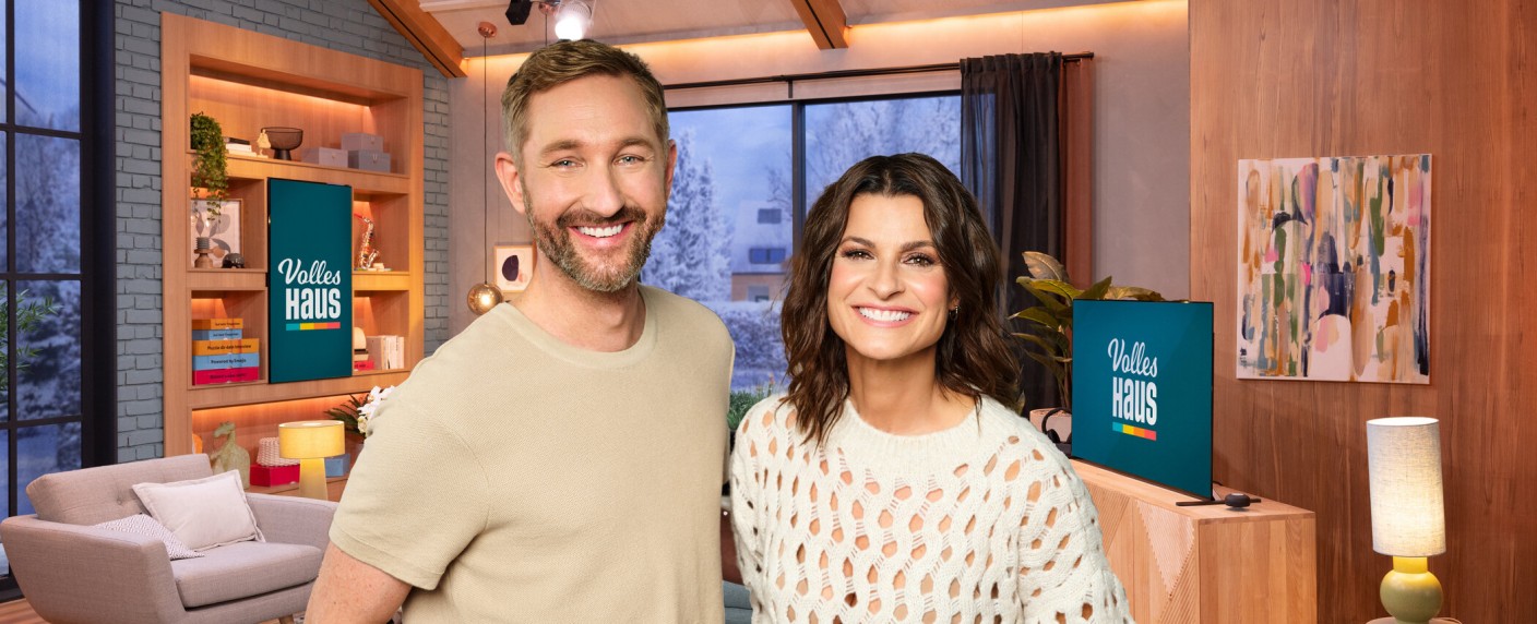 „Volles Haus!“: „Frühstücksfernsehen“-Duo moderiert kurzfristig Sat.1-Nachmittagsshow – Marlene Lufen und Daniel Boschmann machen Abstecher in den Nachmittag – Bild: Sat.1/​Willi Weber/​Christoph Köstlin