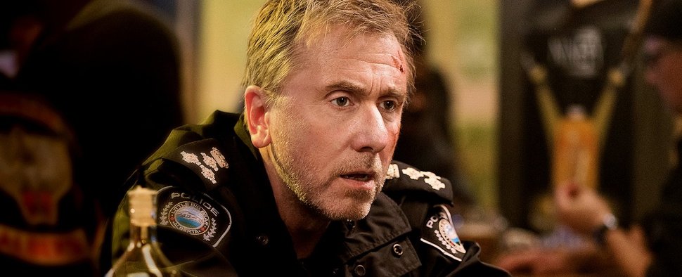 Von Auseinandersetzungen mitgenommen: Tim Roth als Sheriff Jim Worth – Bild: Sky