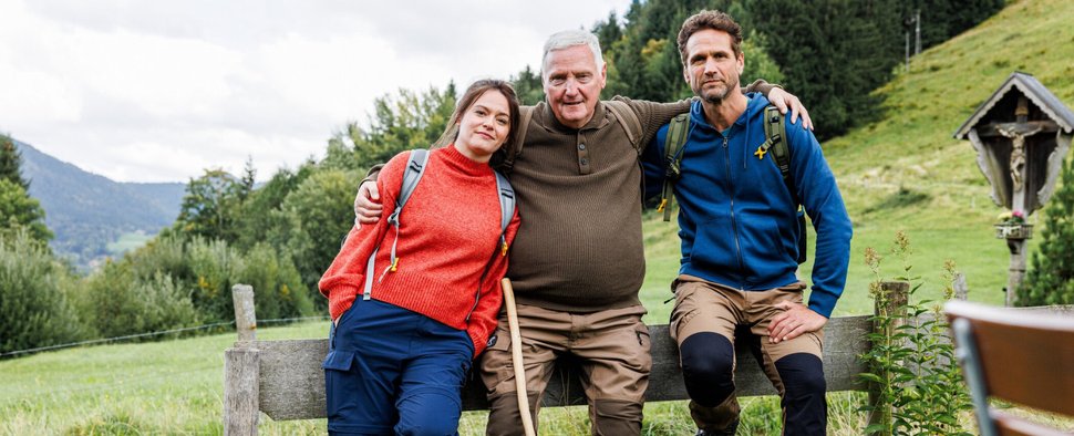 (v. l. n. r.) Diane Willems, Christian Hoening und Oliver Franck in der vierten Staffel von „Die Landarztpraxis“ – Bild: Joyn/Marina Geckeler
