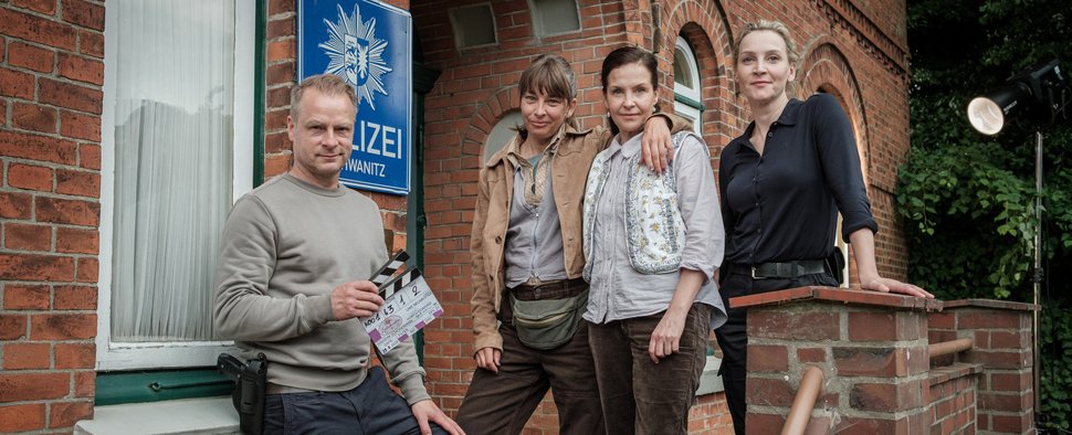 Von links: Hinnerk Schönemann, Catherine Bode, Valerie Neuenfels und Jana Klinge am Set der neuen „Nord bei Nordwest“-Episode – Bild: NDR/Gordon Timpen