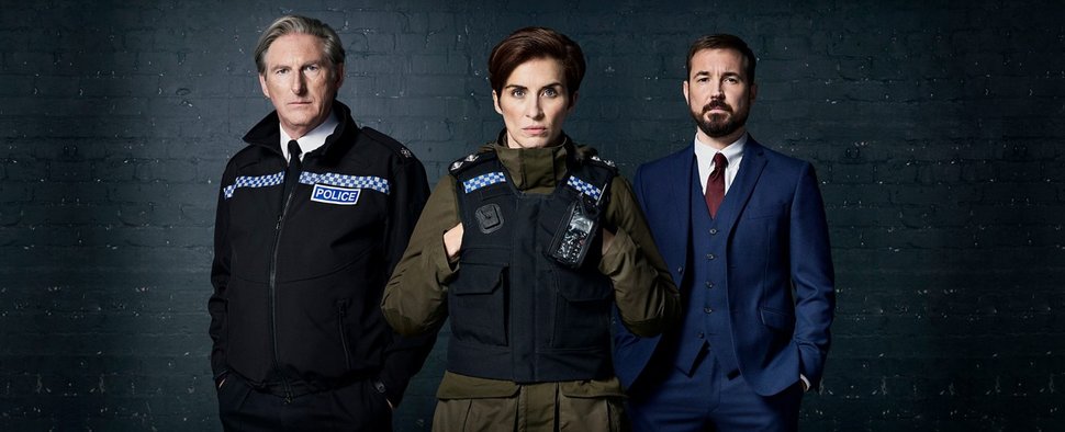 Von links nach rechts: Adrian Dunbar, Vicky McClure und Martin Compston sind auch in Runde 7 am Start – Bild: BBC