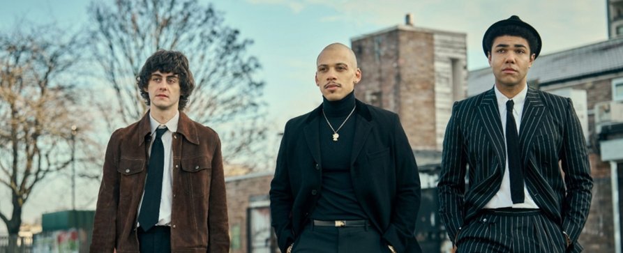 „This Town“: Historische Miniserie des „Peaky Blinders“-Schöpfers feiert überraschend Deutschlandpremiere – Drama um die Gründung einer Band im England der 1980er-Jahre – Bild: BBC/​Banijay Rights/​Kudos