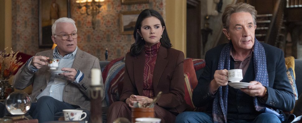 Von links nach rechts: Charles (Steve Martin), Mabel (Selena Gomez) und Oliver (Martin Short) lassen sich den englischen Tee schmecken – Bild: Disney/Miya Mizuno
