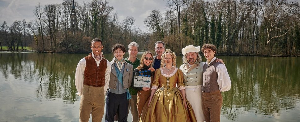 Von links nach rechts: Chieloka Jairus, Riccardo Campione, Christian Theede, Lena Katharina Krause, Christoph Holthof, Silke Bodenbender, Aykut Kayacik und Frederic Balonier – Bild: SWR/Patrick Pfeiffer