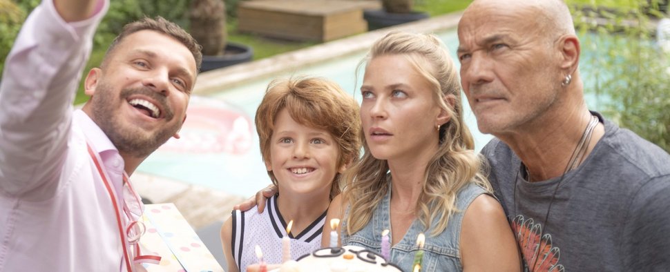 (v. l. n. r.) Edin Hasanović, Levin Wopp, Jeanne Goursaud und Heiner Lauterbach in „Das Geschenk“ (AT) – Bild: Netflix/Nadja Klier