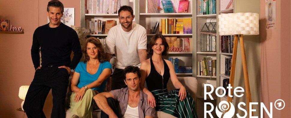 (v. l. n. r.) Florian Odendahl, Eva-Maria Grein von Friedl, Daniel Fritz, Patrick Schlegel und Juana Nagel – Bild: ARD/Studio Hamburg Serienwerft/Stefanie Jockschat