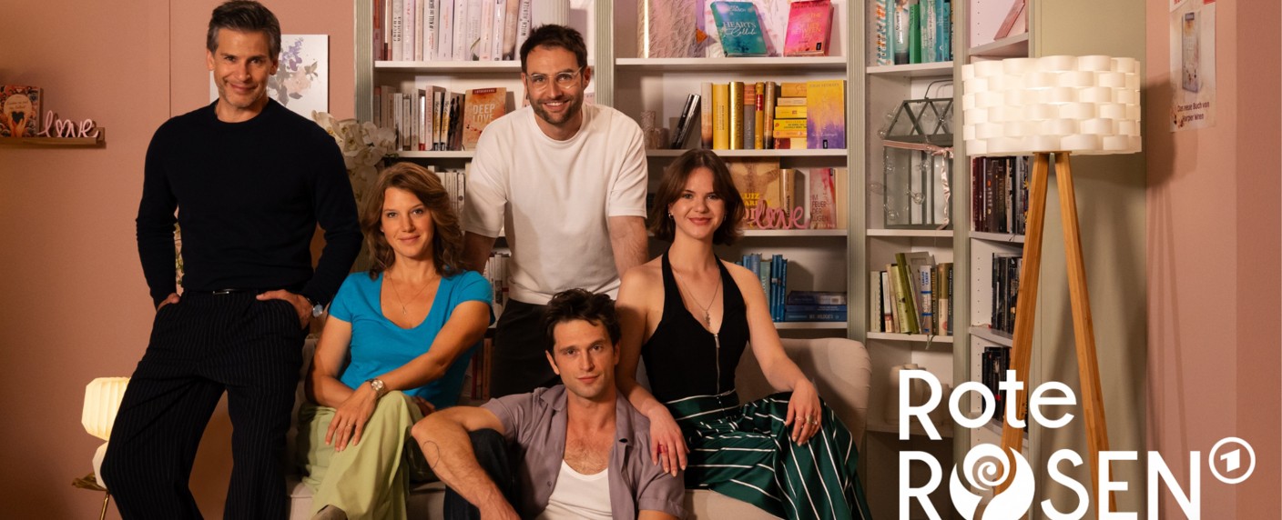 „Rote Rosen“: Staffel 24 mit neuer Hauptbesetzung – Leben zweier Frauen nach schicksalhafter Verwechslung untrennbar verknüpft – Bild: ARD/​Studio Hamburg Serienwerft/​Stefanie Jockschat