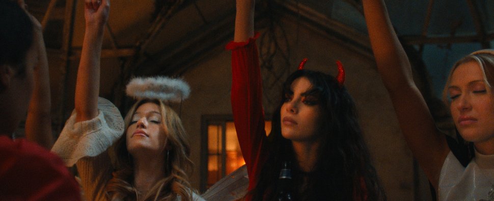 (v. l. n. r.) Kristina Bogic, Sara Boustany und Emily Roman in „The Body“ – Bild: Netflix