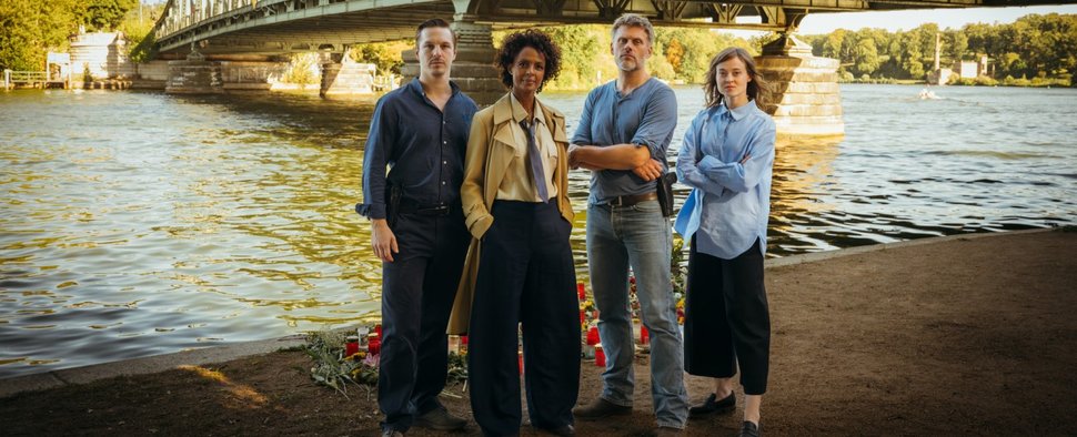 (v. l. n. r.) Lennard Rösken (Anton Dreger), Dena Paulos (Dennenesch Zoudé), Max Zeller (Jens Atzorn) und Jasna Stiegel (Linda Podszus) ermitteln in Brandenburg – Bild: ZDF/Xiomara Bender