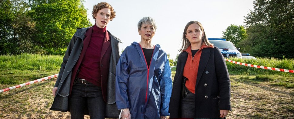(v. l. n. r.) Luise Wolfram, Helen Schneider und Jasna Fritzi Bauer im „Tatort: Solange du atmest“ – Bild: Radio Bremen/Claudia Konerding