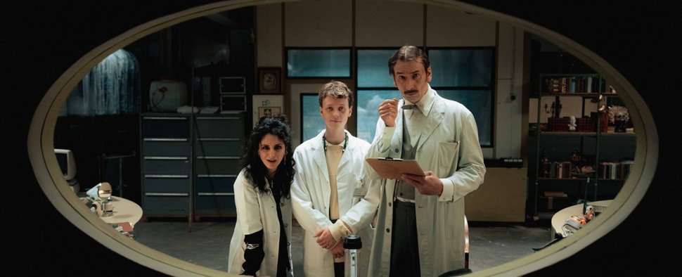 (v. l. n. r.) Nazlı (Şafak Şengül), Timoteo (Jeremias Meyer) und Cornelius (Arnd Schimkat) entscheiden, ob es nach dem Tod in die Hölle oder den Himmel geht – Bild: ZDF/Luis Zeno Kuhn