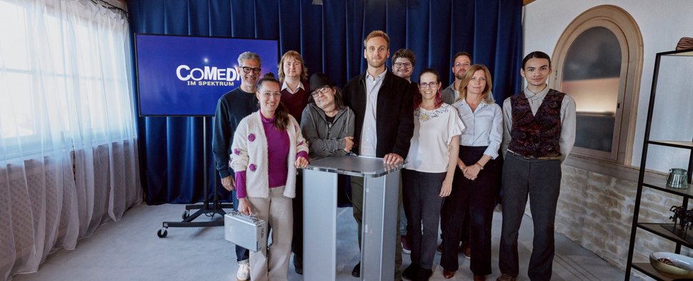 Von links nach rechts: Rick Kavanian, Sandra, Jonas, Max, Dr. Leon Windscheid, Jan Philipp Zymny, Christine, Chris, Valerie Niehaus und Francis sind Teil von „Comedy im Spektrum“ – Bild: ZDF/Philipp Thurmaier