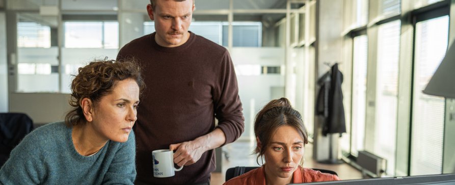 „Frankfurt Mord“: Dann geht der frische ZDF-Samstagabendkrimi an den Start – One-Night-Stand entpuppt sich als neuer Kollege von erfahrener Ermittlerin – Bild: ZDF/Daniel Dornhöfer „Frankfurt Mord“: Dann geht der frische ZDF-Samstagabendkrimi an den Start – One-Night-Stand entpuppt sich als neuer Kollege von erfahrener Ermittlerin – Bild: ZDF/Daniel Dornhöfer