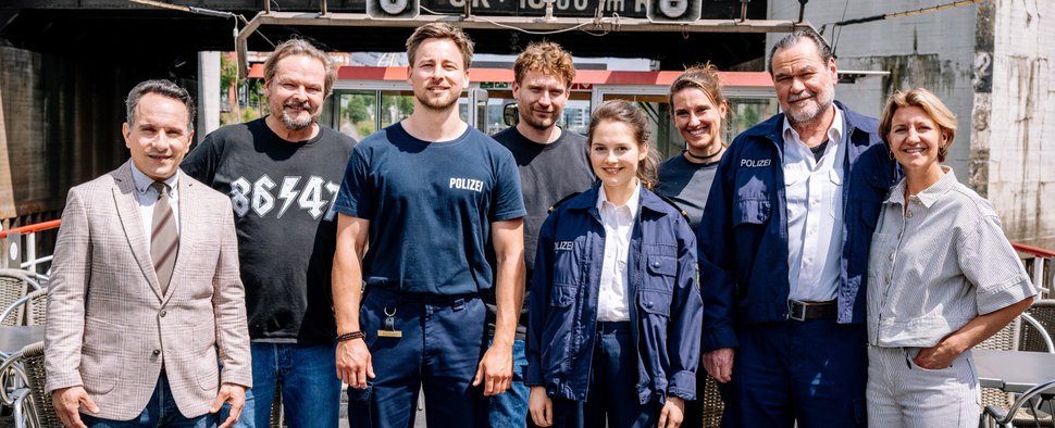 Von links nach rechts: Stefko Hanushevsky, Jurij Neumann, Timmi Trinks, Christopher Dürkop, Bianca Nawrath, Jessica Hober, Markus John und Hanna V. Kienbaum beim Dreh der neuen Staffel – Bild: ARD/Martin Rottenkolber
