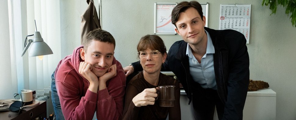 Von links nach rechts: Willi Sellmann (Wolke), Milena Dreißig (Frau Felske) und Nick Romeo Reimann (Korbi) – Bild: RTL/NORDPOLARIS/Ella Knorz