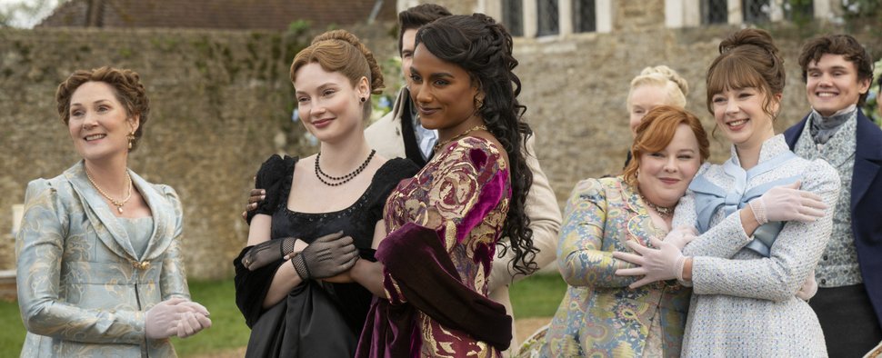 (v. l.) Ruth Gemmell, Hannah Dodd, Simone Ashley, Nicola Coughlan, Claudia Jessie und Will Tilston in Staffel 4 von „Bridgerton“ – Bild: Netflix/Liam Daniel