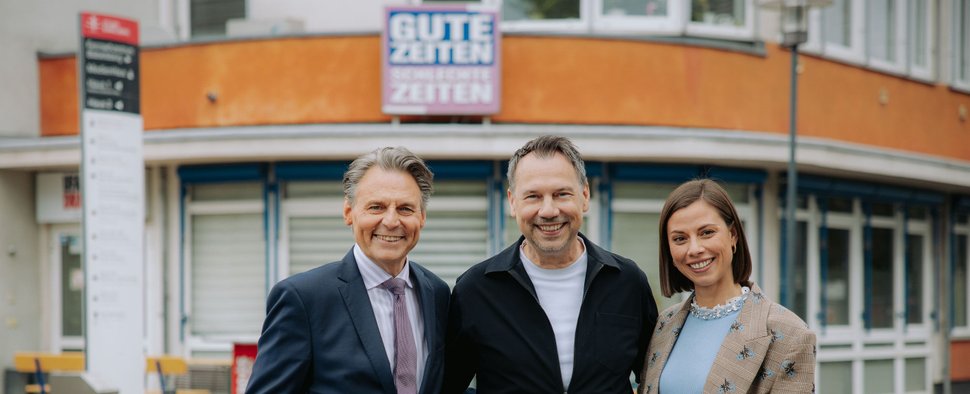 (v. l.) Wolfgang Bahro, Sebastian Fitzek und Anna-Katharina Fecher am Set von „Gute Zeiten, schlechte Zeiten“ – Bild: RTL/Anna Riedel