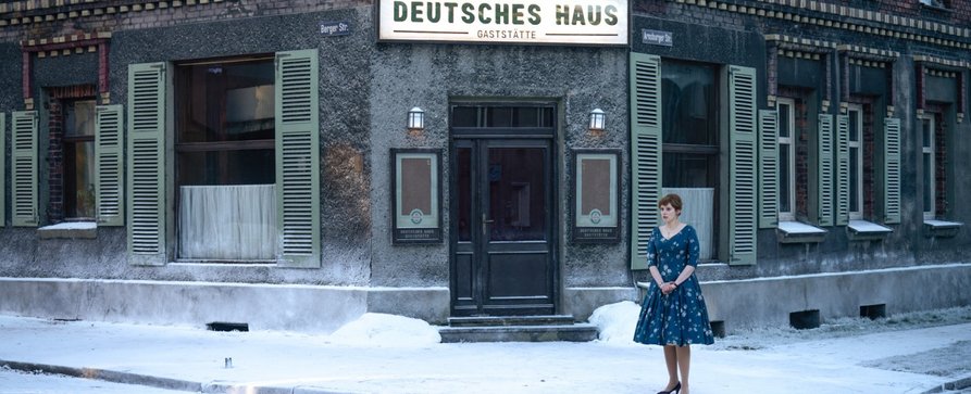„Deutsches Haus“ ist eine der besten Historienserien! – Review – Iris Berben, Anke Engelke und Katharina Stark glänzen auf Disney+ – Bild: Krzysztof Wiktor /​ Disney /​ Gaumont