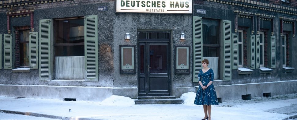 Vor der elterlichen Gaststätte „Deutsches Haus“ wartet Eva Bruhns (Katharina Stark) auf ihren Liebsten. – Bild: Krzysztof Wiktor / Disney / Gaumont