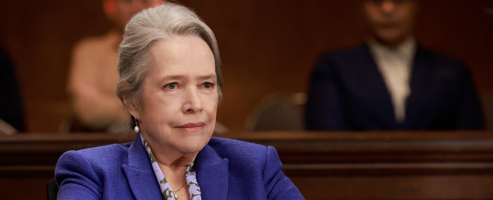 Vor Gericht ist sie in ihrem Element: Matty Matlock (Kathy Bates) hat mit Mitte siebzig nichts verlernt. – Bild: CBS/Universal TV
