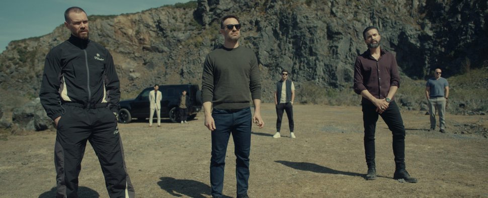 Von links nach rechts: Viking (Sam Keeling), Michael (Charlie Cox) und Jimmy Kinsella (Emmett J. Scanlon) in Staffel 3 von „KIN“ – Bild: RTÉ