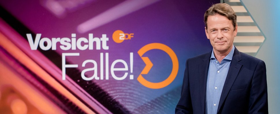„Vorsicht, Falle!“: Rudi Cerne präsentierte die Neuauflage von 2018 bis 2021 – Bild: ZDF/Nadine Rupp