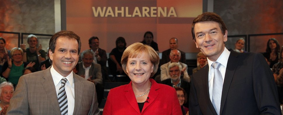 Archivfoto von 2009: Angela Merkel in der „Wahlarena“ mit Andreas Cichowicz (l.) und Jörg Schönenborn – Bild: WDR/Herby Sachs