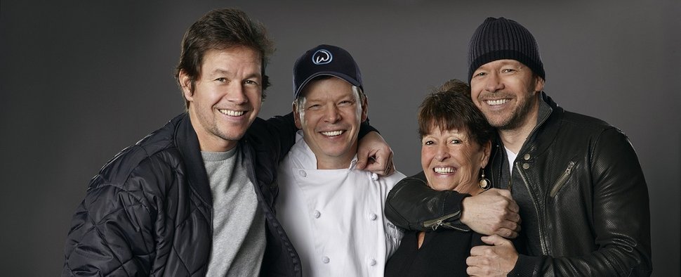 „Wahlburgers“: Mark Wahlberg und seine Familie eröffnen ein Burgerrestaurant – Bild: A & E