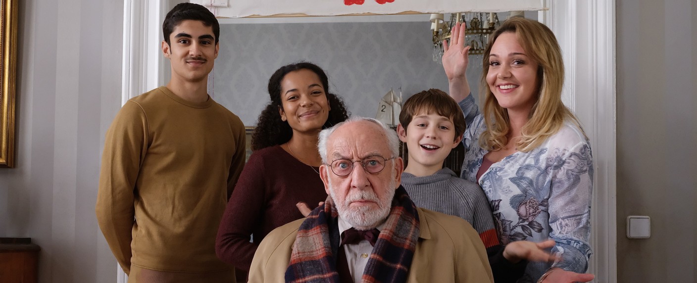 „Mein Freund, das Ekel“: Dieter Hallervorden trifft bei Rückkehr als Miesepeter Hintz voll ins Schwarze – Review – ZDF-Serienfortsetzung der gleichnamigen Filmkomödie knüpft an die Stärken der Vorlage an – Bild: ZDF/​Conny Klein