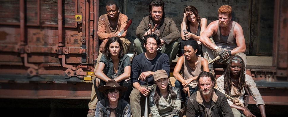 Gruppenbild mit Wummen: der Cast von „The Walking Dead“ in Staffel 5 – Bild: AMC Studios