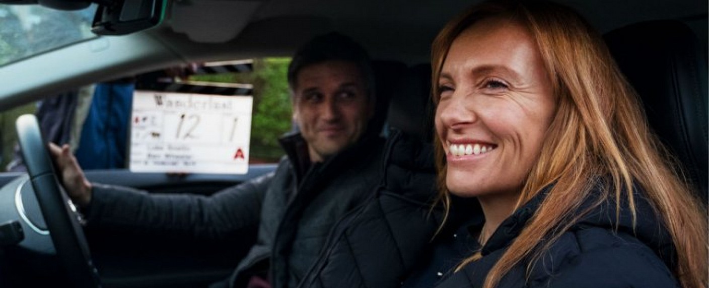 „Wanderlust“: Toni Collette („Taras Welten“) spielt Hauptrolle in neuem Netflix/​BBC-Drama – Sechsteiliges Beziehungsdrama über Monogamie – Bild: BBC/​Matt Squire