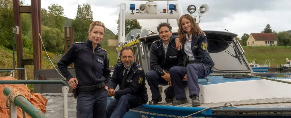 Der Hauptcast von „WaPo Elbe“ in Staffel 4: (v. l.) Friederike Linke, Adnan Maral, Ferdi Ötzen und Barabara Prakopenka – Bild: ARD/Klingsor/Sarah Blinten