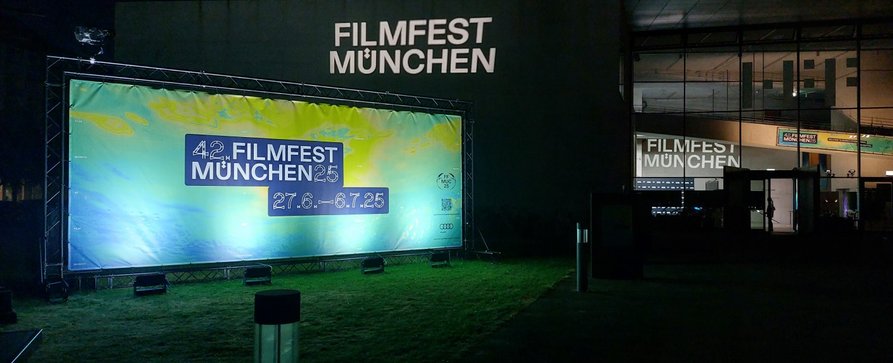 Missglücktes Prequel, tolle Jungdarsteller und Matthias Schweighöfer als Gefangener – Neue TV- und Streamingproduktionen auf dem Filmfest München 2025 – Bild: Christopher Diekhaus