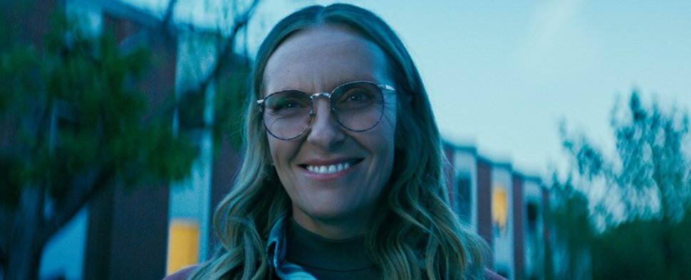 Was führt Schulleiterin Evelyn (Toni Collette) im Schilde? – Bild: Netflix
