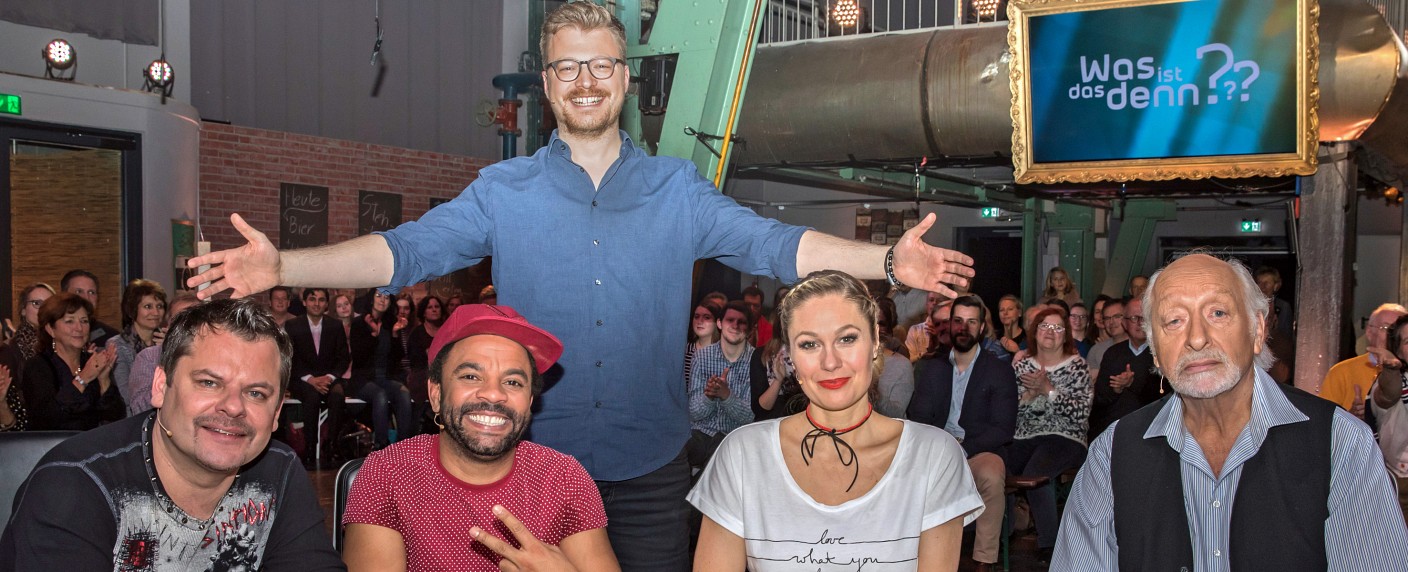 „Was ist das denn?“: BR verschiebt Start neuer Comedyshow auf unbestimmte Zeit – Maxi Gstettenbauers Panelshow bleibt vorerst im Schrank – Bild: BR/​Philipp Kimmelzwinger