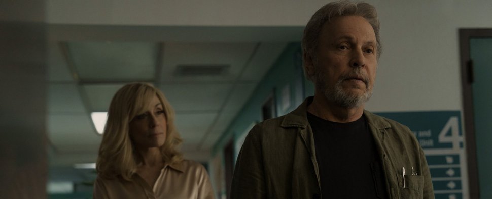 Immer wieder sieht Eli Adler (Billy Crystal) seine tote Ehefrau Lynn (Judith Light) – Bild: Apple TV+