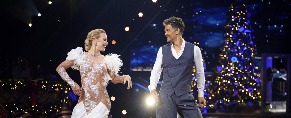 Wayne Carpendale (r.) und Isabel Edvardsson (l.) in der großen „Let’s Dance“-Weihnachtshow – Bild: RTL/Stefan Gregorowius