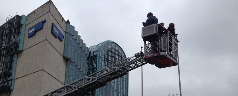 WDR-Mitarbeiter werden von der Feuerwehr vom Funkhaus Düsseldorf geholt – Bild: WDR