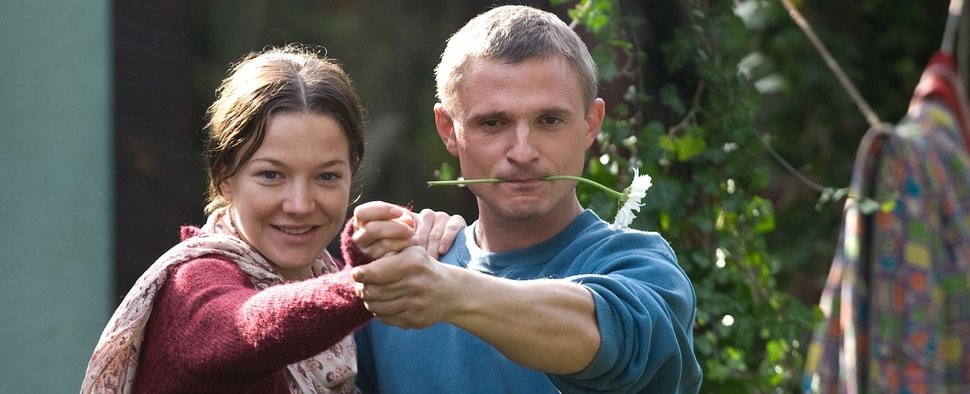 Hannah Herzsprung und Florian Lukas in der zweiten Staffel von „Weissensee“ – Bild: Ziegler Film/ARD/Telepool