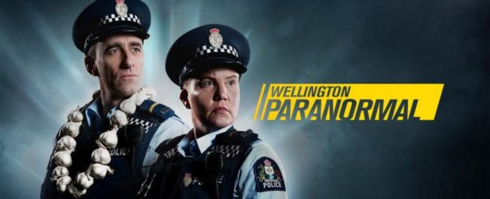 Die Polizisten Minogue (Mike Minogue; l.) und O’Leary (Karen O’Leary) in „Wellington Paranormal“ – Bild: TVNZ 2