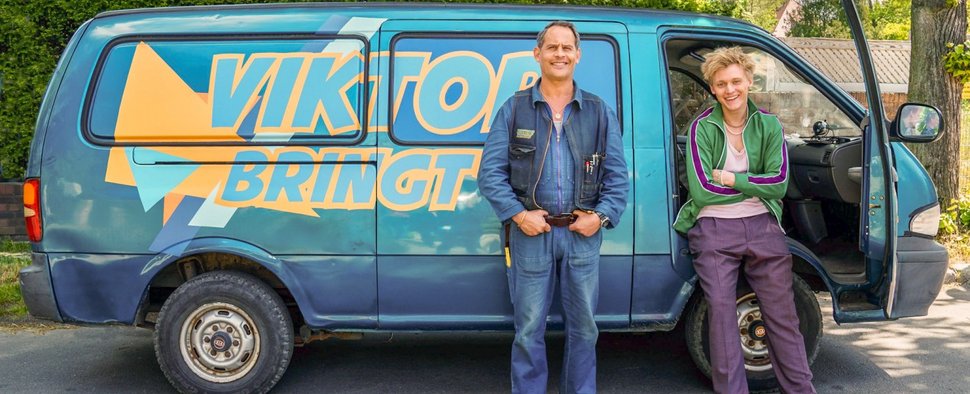 Wenn die Service-Techniker von „Viktor Bringt’s“ anrollen, stürzen (v. l.) Viktor Kudinski (Moritz Bleibtreu) und sein Sohn Mika Winters (Enzo Brumm) ins Chaos. – Bild: Amazon MGM Studios