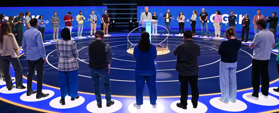 Jörg Pilawa sucht „Deutschlands Superhirn“: An diesem Tag startet die neue Sat.1-Quizshow – Deutsche Adaption einer französischen Formatidee – Bild: Joyn/​Willi Weber