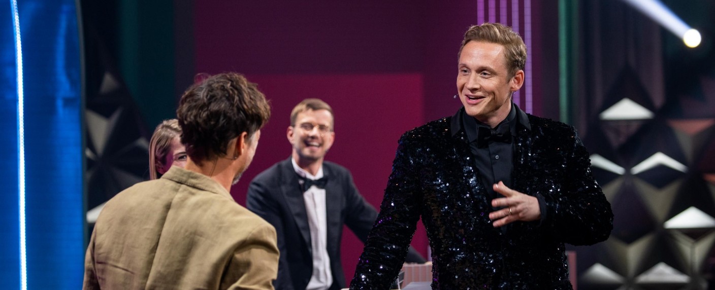 Quoten: „Wer stiehlt Matthias Schweighöfer die Show?“ sorgt für Staffelrekord, aber „Tatort“ nicht zu schlagen – Auch Weihnachts-Edition von „Kitchen Impossible“ punktet, Halbfinale von „Promi Big Brother“ einstellig – Bild: ProSieben/​Florida TV /​ Julian Mathieu