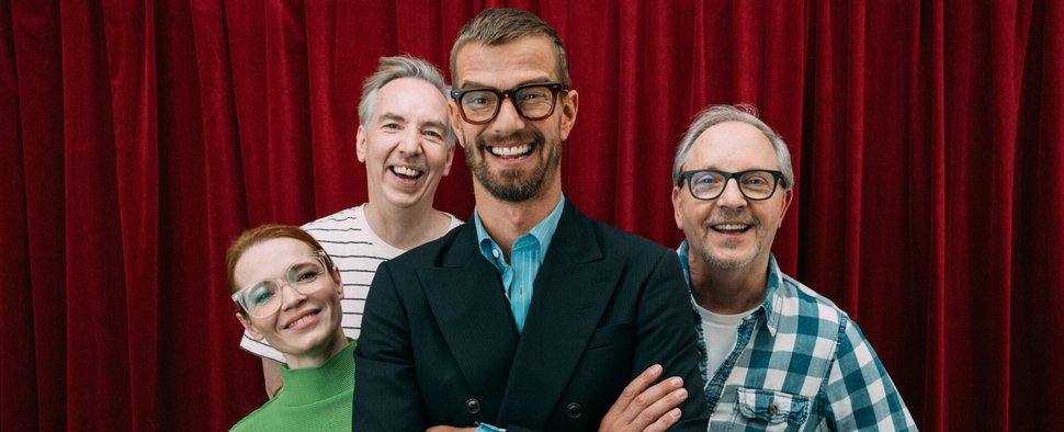„Wer stiehlt mir die Show?“ in der zehnten Staffel: (v. l.) Karoline Herfurth, Olli Schulz, Joko Winterscheidt und Olli Dittrich – Bild: Joyn/Julian Mathieu