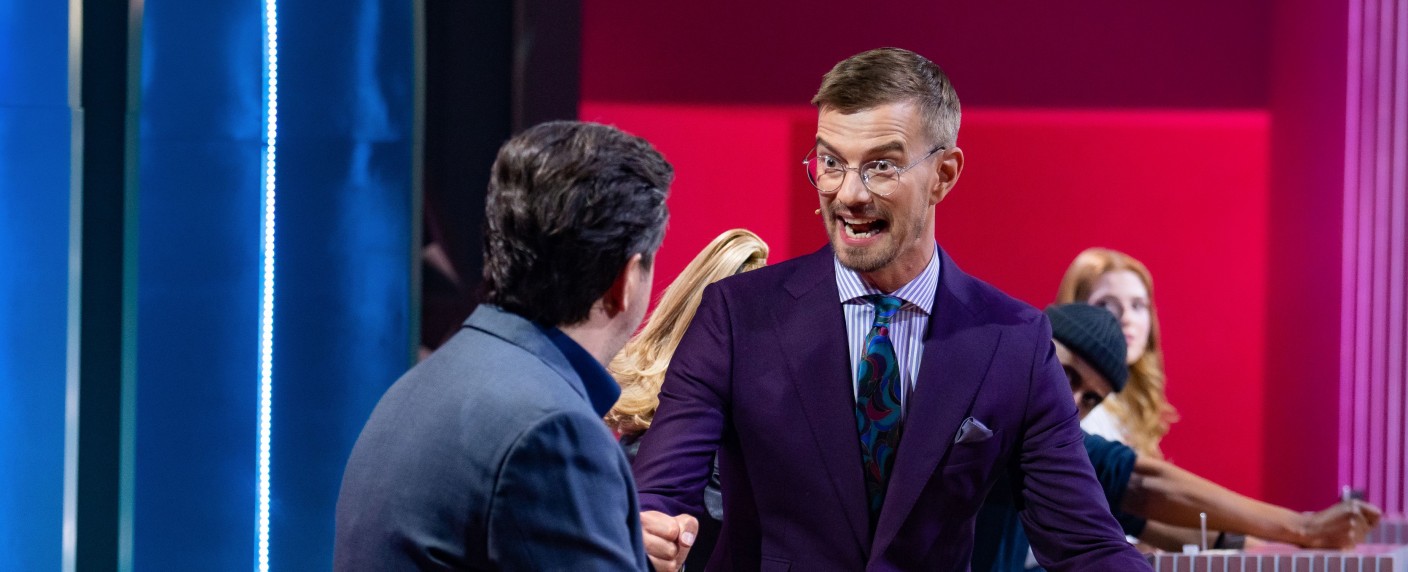 Quoten: Tolles Comeback von „Wer stiehlt mir die Show?“ weist „Take Me Out“ in die Schranken – Merkel-Doku durchwachsen, „In aller Freundschaft“ insgesamt vorn – Bild: ProSieben/​Claudius Pflug