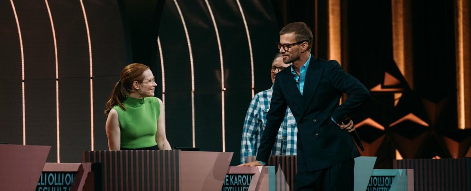 „Wer stiehlt mir die Show?“: Karoline Herfurth (l.) und Moderator Joko Winterscheidt – Bild: Joyn/Julian Mathieu
