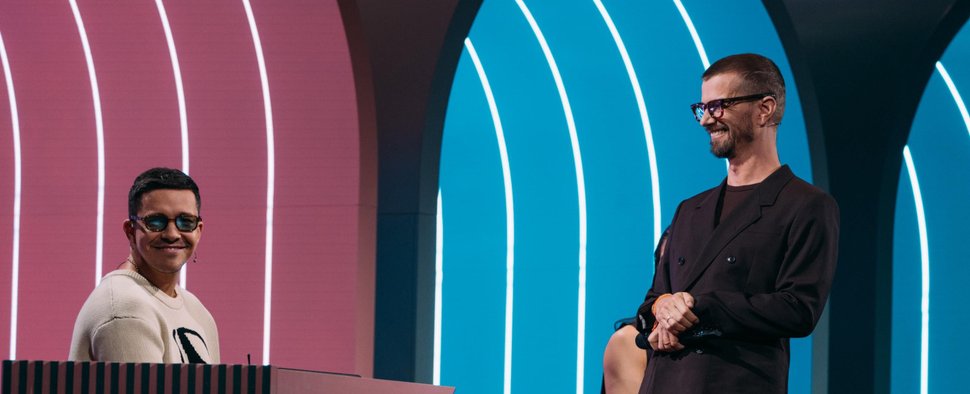 „Wer stiehlt mir die Show?“: Nico Santos (l.) und Joko Winterscheidt – Bild: Joyn/Florida TV / Julian Mathieu